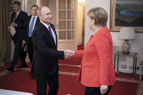 ​General-Anzeiger: Меркель впервинку после аннексии Крыма может приехать на "Петербургский диалог" с Путиным