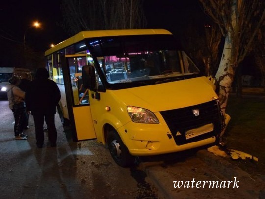 В Николаеве разбилась маршрутка, водителю коей стало ахово: есть потерпевшие(фото)