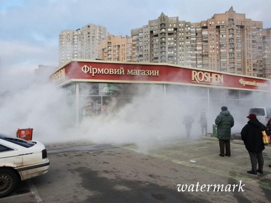 В Киеве подпалили еще один-одинехонек лавка Roshen: видео с места ЧП
