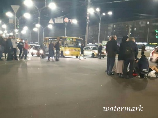 В Киеве маршрутка свалила трех баб: детали и фото с места ДТП