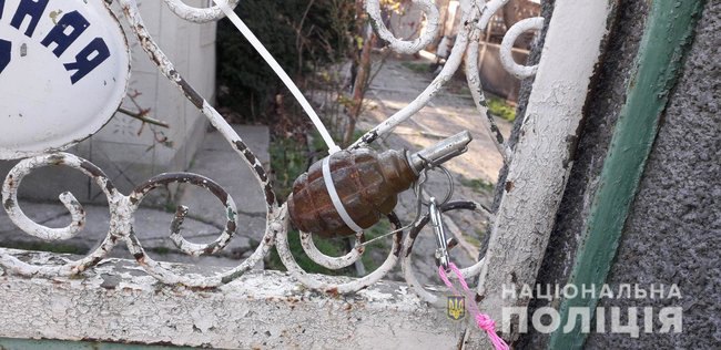 В Одесской области к воротам жилого дома привязали боевую гранату