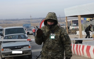 На КПП в Донбассе застряли более 200 авто