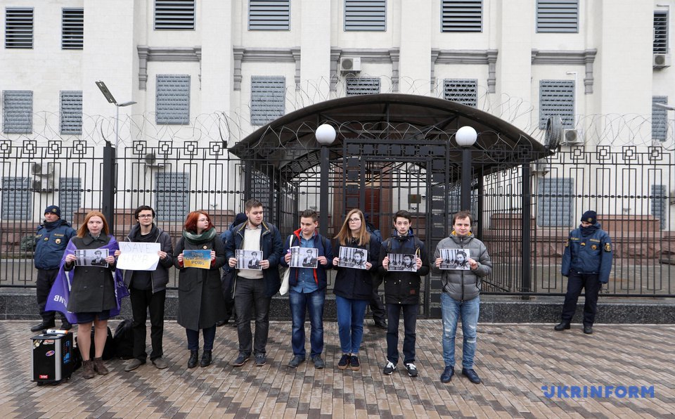 Под посольством РФ в Киеве проложили акцию с требованием освободить украинца Гриба