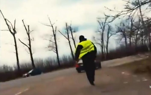 На Буковине полицейский пытался убежать от водителя и съесть взятку