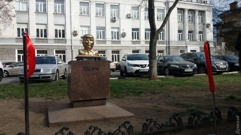В Одессе отворили монументы Трампу и Ким Чен Ыну