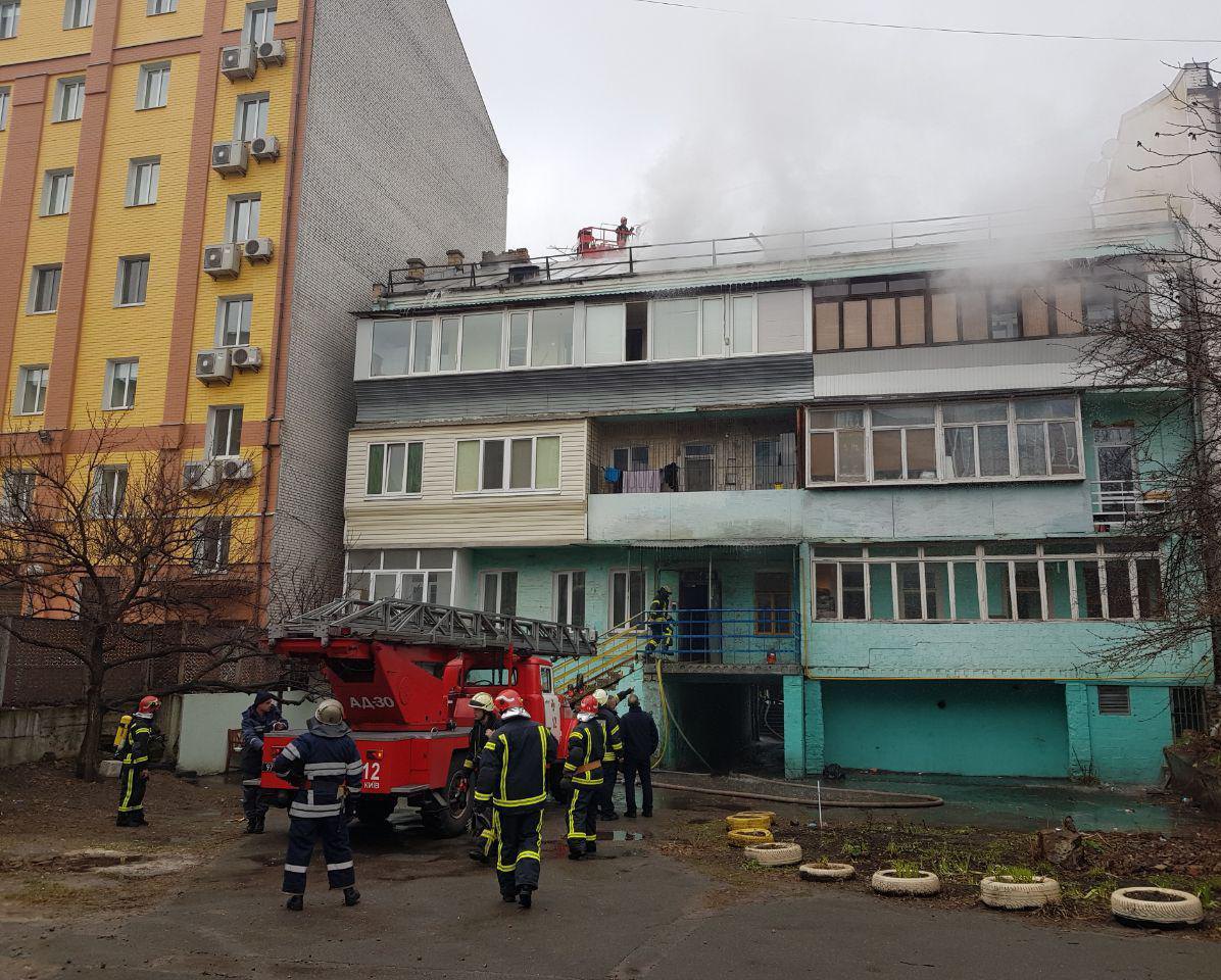 На Подоле в Киеве пожарные полтора часа боролись с жаром в жилом доме