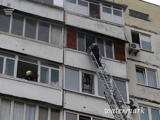 В Киеве дядька подпалил квартиру бывшей жены: полицейские спасали ребятенков из окон верхних этажей(фото)