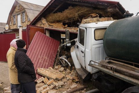 ​Под Киевом грузовик-ассенизатор после тройного ДТП влетел в гараж, потерпели две женщины