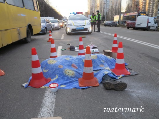 В Киеве бензовоз задавил мужчину: фото с места происшествия