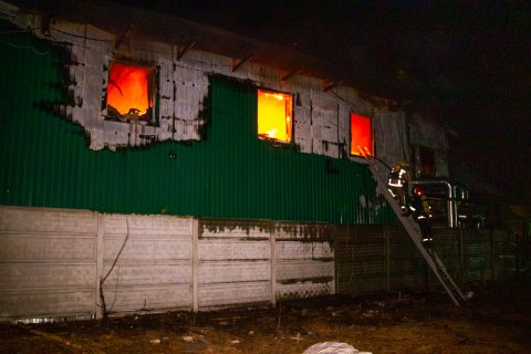 Пожар на складах военной экипировки в Ворзеле тушили всю ночь, один-одинехонек пострадавший
