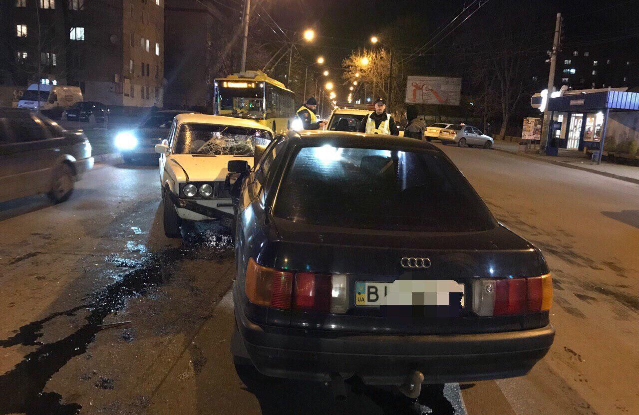 Вісті з Полтави - На зупинці «Мотель» зіткнулись ВАЗ 2103 та Audi — постраждала пасажирка ВАЗа