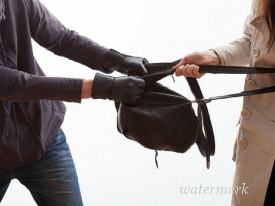 На улице в фокусе Киева у женщины отобрали сумку с 1,3 миллиона гривен