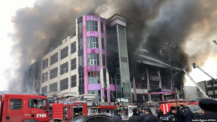 В столице Азербайджана горит 4-этажный торговый центр