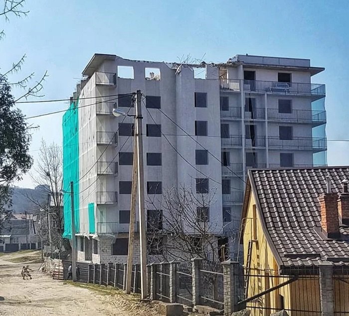 Во Львове впервинку взялись демонтаж беззаконной многоэтажки
