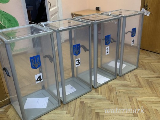 Вдова Джона Маккейна опамятовалась на избирательный участок в Киеве(фото)
