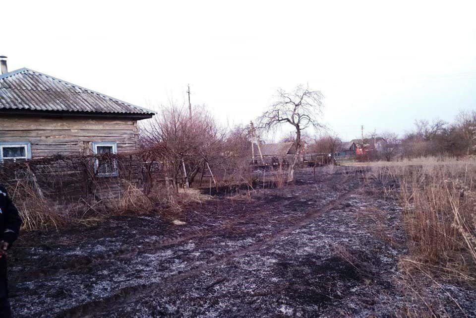 Безвестные заездили пожарных, приехавших тушить сухую траву в Черниговской области