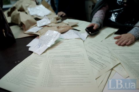В Ровенской области избиратели порвали бюллетени и кинули их в лик членам избиркома