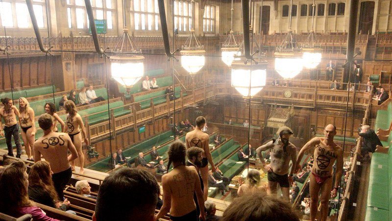 Противники глобального потепления проложили "голый протест" в парламенте Британии