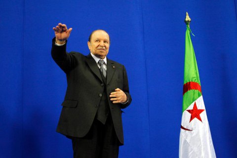 Президент Алжира уложил полномочия после 20 лет правления