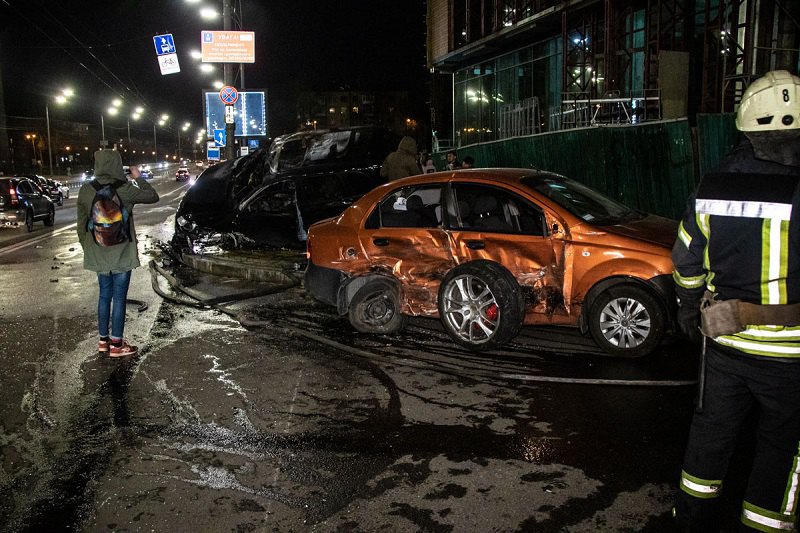 В Киеве Porsche протаранил Chevrolet и возгорелся над подземным переходом