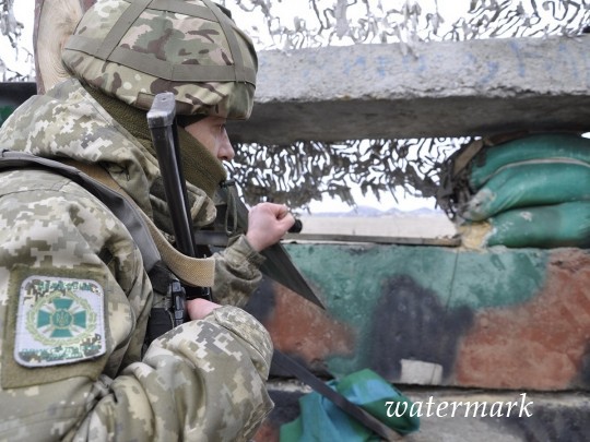 Снайпер боевиков обстрелял пункт пропуска на Донбассе: изранен украинский пограничник