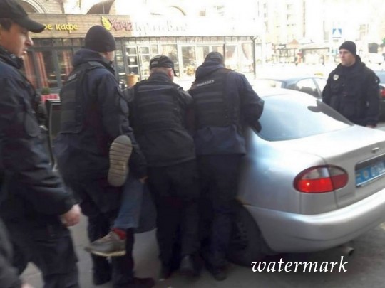В сети доложили о беспардонном задержании полицией активиста в фокусе Киева: детали, фото и видео