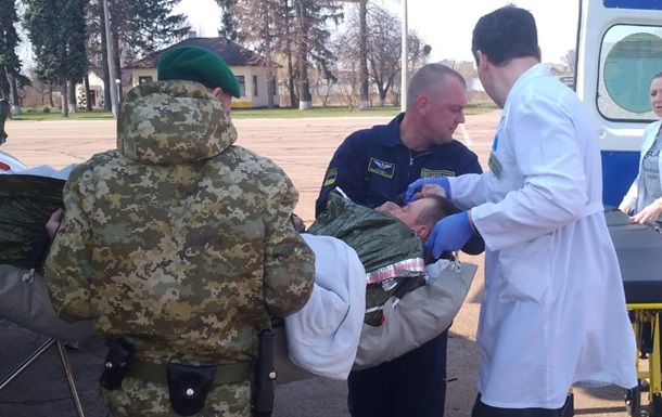 Раненого в ООС пограничника доставили в Киев