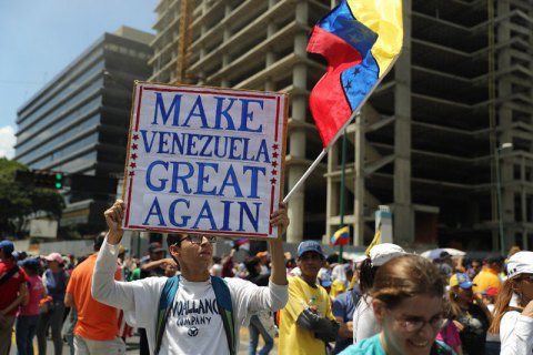 В Венесуэле десятки тысяч людей вышли на протесты против порядка Мадуро