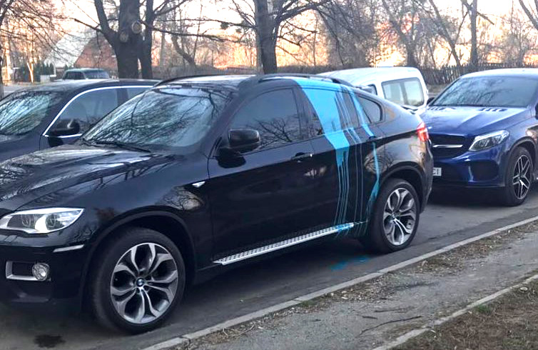 Вісті з Полтави - Вночі у Полтаві на Садах BMW X6 обдали синьою фарбою — власник звернувся до поліції