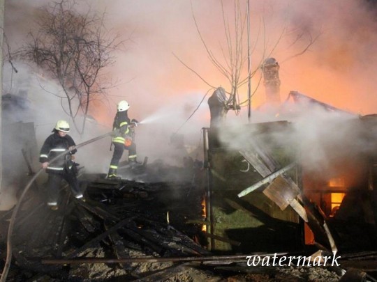 Масштабный пожар в Киеве изничтожил сразу несколько жилых домов: зона остался без света(фото)