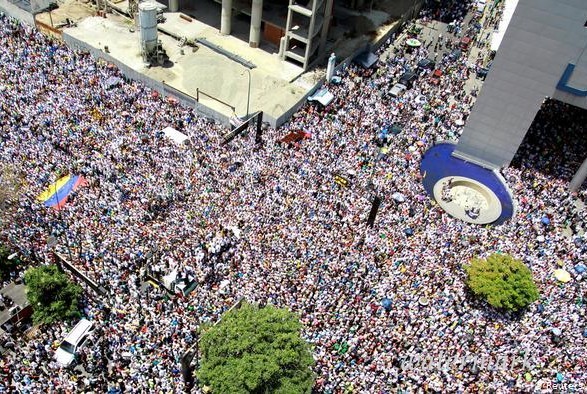 Десятки тысяч венесуэльцев протестуют против порядка Мадуро