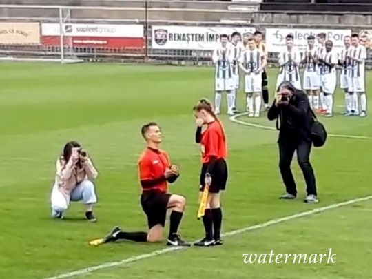 Футбольный судья сделал коллеге предложение десницы и сердца напрямик перед матчем(видео)