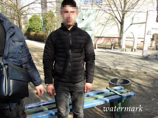 Ладил закладки с метадоном: в Киеве застопорили наркокурьера(фото, видео)
