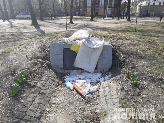В Харькове вандалы забросали мусором монумент бойцам УПА(фото)