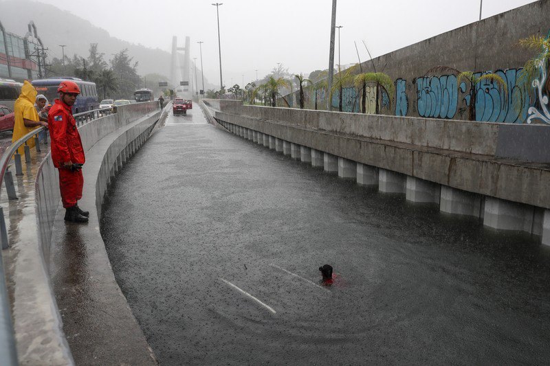 Не менее 10 человек погибли в Рио-де-Жанейро из-за неожиданного наводнения