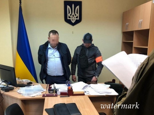 Чиновника киевской полиции изловили в беззаконной выдаче позволений на оружие