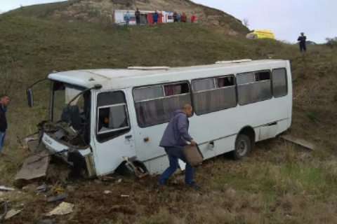 В Крыму рейсовый автобус «вылетел» в кювет: один-одинехонек человек погиб, восемь травмированы