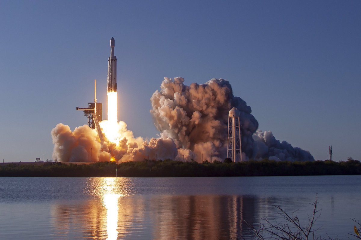 SpaceX закончил начальный коммерческий запуск Falcon Heavy