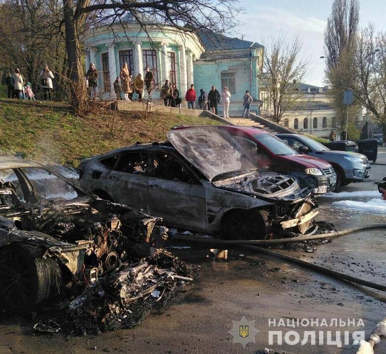 ​На парковке возле Национальной филармонии в Киеве сожгли две машины