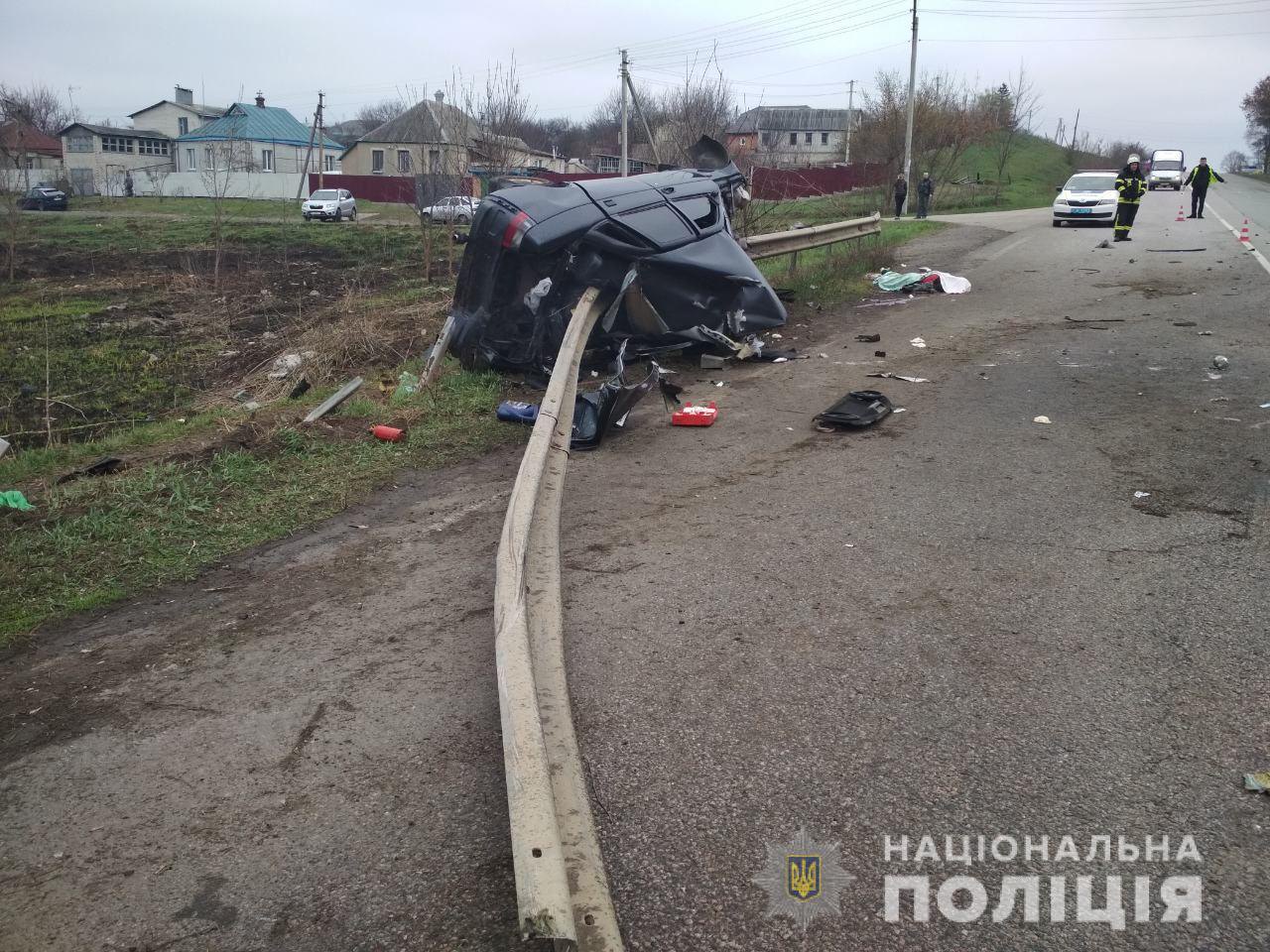 В селе под Харьковом автомобиль напоролся на отбойник, погиб один-одинехонек из пассажиров