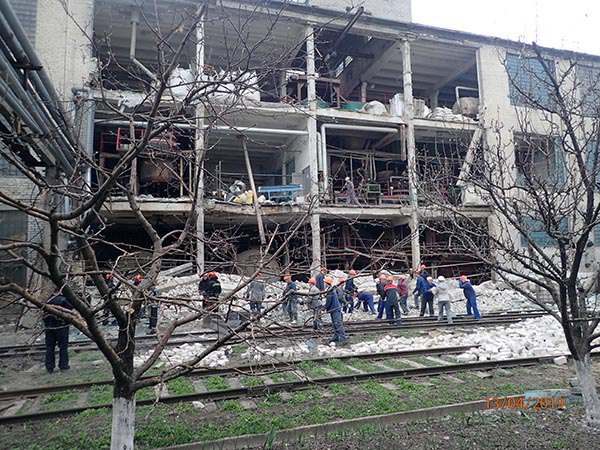 На желатиновом заводе в Лисичанске от взрыва рухнула фасадная стена, погибла работница