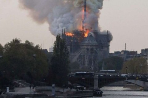 В столице Франции возгорелся собор Парижской Богоматери(освежено)