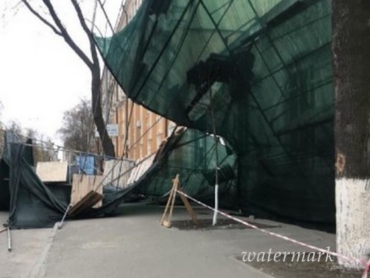 Люд чудом уцелели: в Киеве обрушилась часть строительной конструкции(фото)