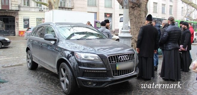 В Одесі під Audi священика шукали вибухівку, а виявили стеження