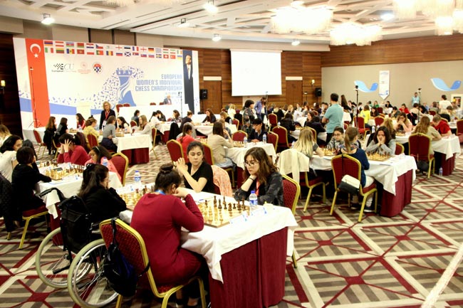 Гапоненко – 10-я, Ушенина – 11-я после шести туров на чемпионате Европы по шахматам