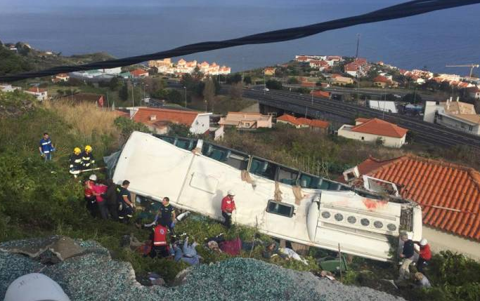 На Мадейре автобус с туристами съехал с стези и упал на крышу жилого дома