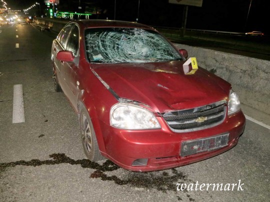 Дикая смерть на капоте автомобиля: в Киеве Chevrolet "снес" нарушителя на проспекте Шухевича