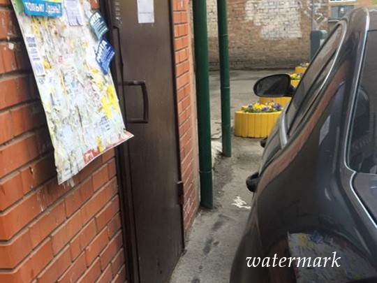 Заблокировал дверь подъезда: беспардонный «герой парковки» возмутил даже бывалых