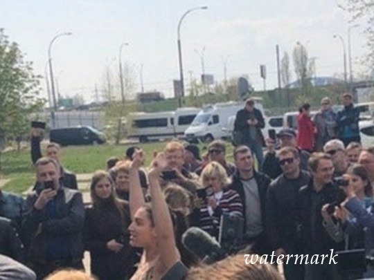 Активистка Femen обделала нагой протест возле участка Зеленского(видео 18+)