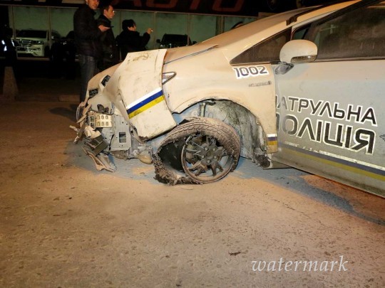 Ночная погоня по улицам Киева: дядька пробовал угнать полицейское авто, свалив девушку-патрульную(фото)